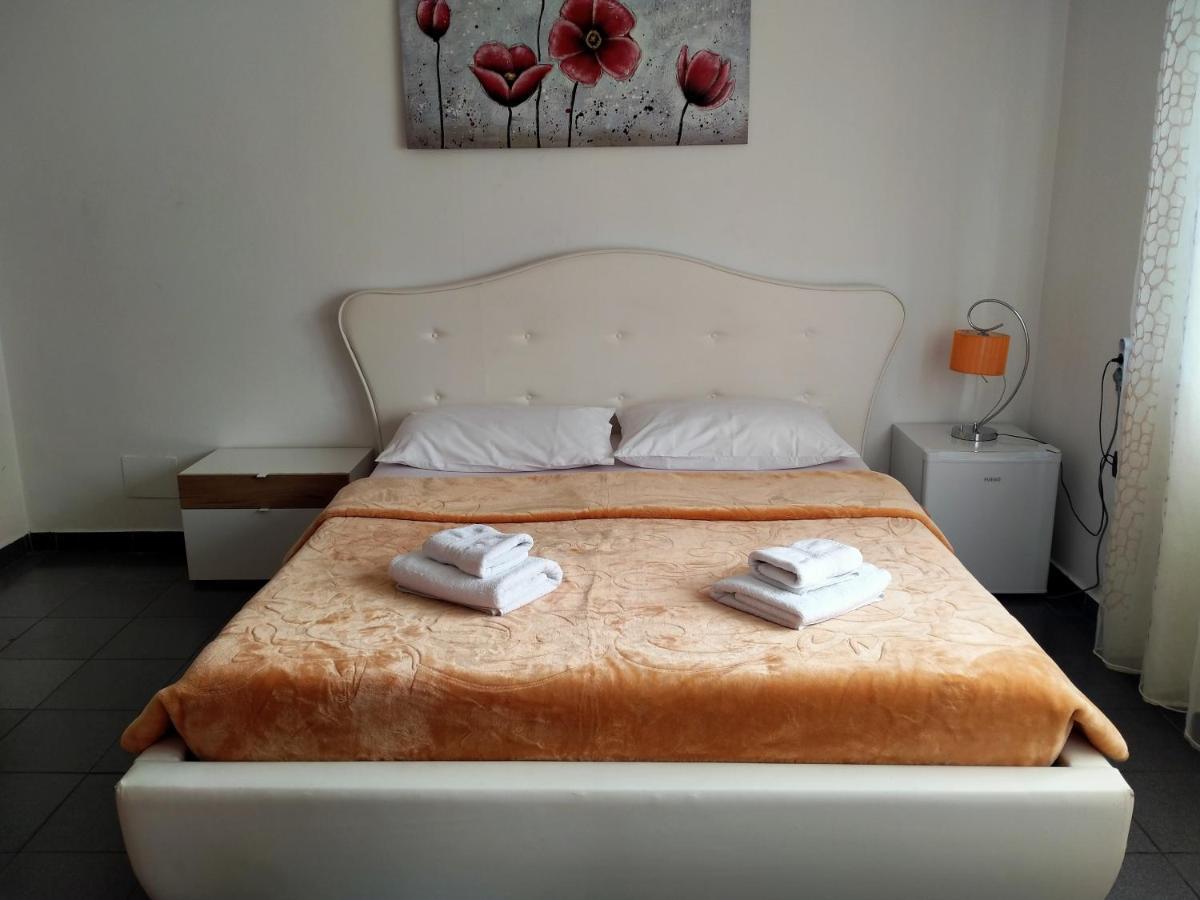 Orange Villa Hotel Tirana Quarto foto